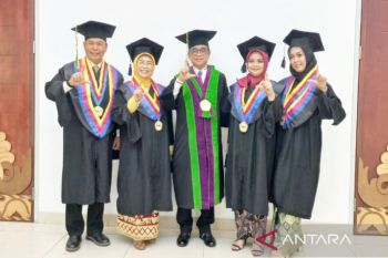 Doktor Administrasi Pendidikan lulusan terbaik IPK sempurna di Wisuda ke-130 ULM