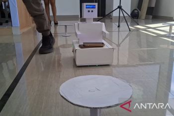 Mahasiswa Unwira Kupang menciptakan protipe robot pengantar makanan