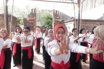 Pemkot kenalkan pendet dan gebogan kepada delegasi APEKSI