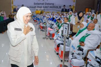 Khofifah berpesan jamaah haji jaga kesehatan dan kekhusyukan