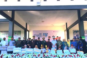 Bupati Bone Bolango serahkan bantuan sosial dan bonus prestasi