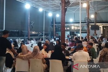 Listrik padam, warga Banda Aceh serbu warung kopi