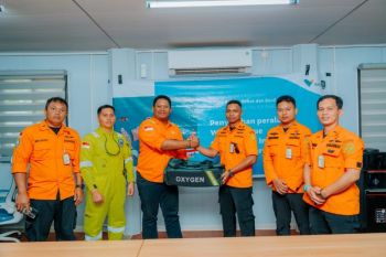 PT Vale serahkan bantuan alat penyelamatan air ke Pos SAR Kolaka