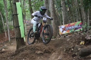 Persaingan downhiller elite berlangsung ketat di sesi seeding run 76 Indonesian Downhill 2026-Seri I Yogyakarta