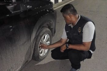 Dishub Kendari gembosi ban kendaraan parkir liar di Eks MTQ