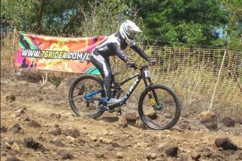Andy Prayoga raih Juara Men Elite 76 Indonesian Downhill 2026-Seri I Yogyakarta