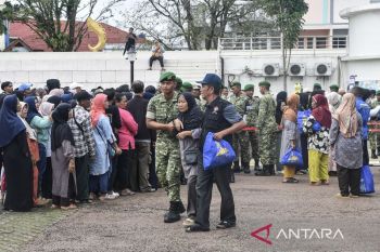 Bakti sosial TNI bagikan sembako di Tasikmalaya