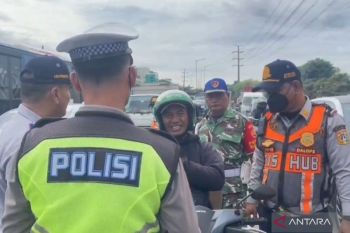 Puluhan sepeda motor yang melintasi flyover Pesing ditilang petugas