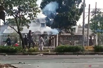 Tembok rel yang dijebol diduga jadi akses tawuran di Klender Jaktim