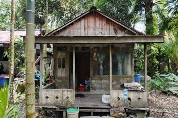 PLN hadirkan cahaya dan harapan bagi Ibu Mastur di Sambas