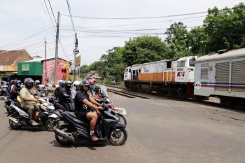 Tengok Kanan-Kiri Sebelum Melintas Rel, Keselamatan Perjalanan Dimulai dari Kedisiplinan di Perlintasan Sebidang