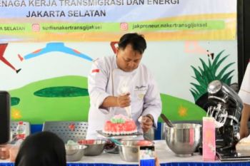 Sudin Nakertransgi Jaksel latih 50 warga membuat aneka kue