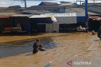 Petugas siagakan dapur umum hingga layanan kesehatan banjir Dayeuhkolot