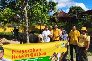 Anggota Komisi IV DPR Rycko serahkan bantuan hewan kurban ke DPD Golkar Pesawaran