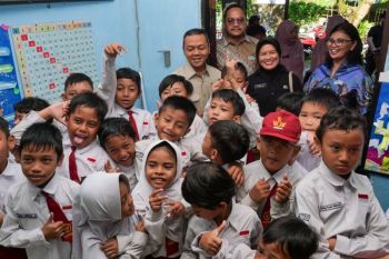 Wamen Fajar dorong industri energi terbarukan perkuat partisipasi semesta pendidikan
