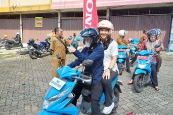 Wamendukbangga/Waka BKKBN naik motor distribusikan MBG 3B di Tanjungpinang