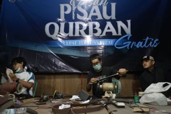 Layanan asah pisau kurban di ponpes Lirboyo Kediri