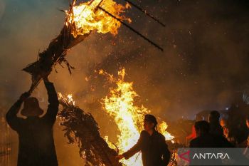 Warga Jepara gelar tradisi perang obor dalam puncak perayaan sedekah bumi