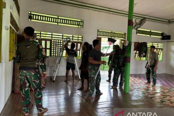 Yonif 511 bersihkan Masjid Dabra Mamberamo Raya sambut Idul Adha 1447 H