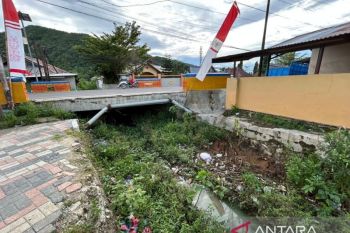 Warga keluhkan sedimentasi tutupi saluran air di jembatan Talumolo