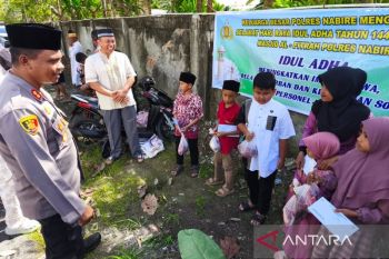Polres Nabire salurkan daging kurban untuk yatim piatu dan warakawuri