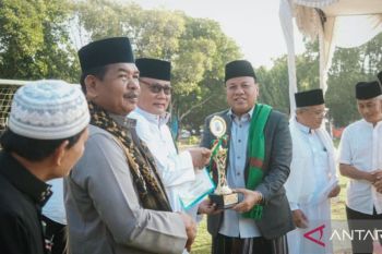 Bupati Suhardiman Amby salat di lapangan limuno