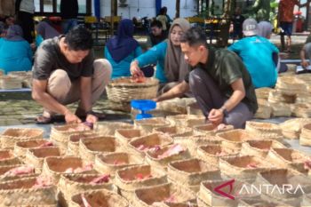 Unmuh Jember distribusikan kurban dengan besek demi jaga lingkungan