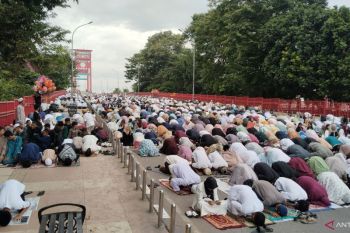 Warga Palembang shalat Idul Adha 1447 H di Jembatan Ampera
