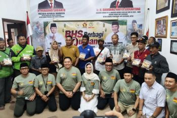 Anggota Komisi VII DPR bagikan 120 ekor sapi kurban