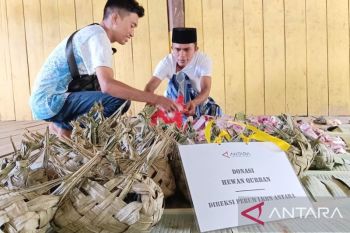 Perum LKBN ANTARA gunakan besek distribusikan daging kurban di Palu