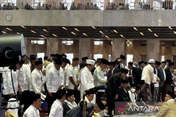 Gibran dan keluarga shalat Idul Adha di Masjid Istiqlal