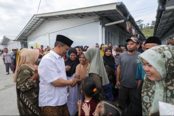 Gubernur Jateng salurkan sapi kurban 906 kg ke warga huntara Tegal