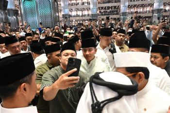 Wapres Gibran sapa masyarakat usai shalat Idul Adha di Masjid Istiqlal