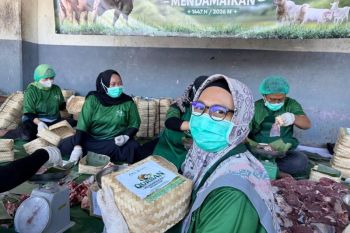 NU Care-LAZISNU konsisten pakai besek bambu salurkan daging kurban