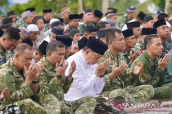 Defense minister, TNI deputy chief mark Eid al-Adha in West Papua