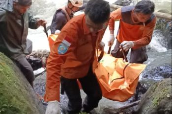 SAR gabungan evakuasi remaja hanyut di Sungai Air Terjun Minahasa