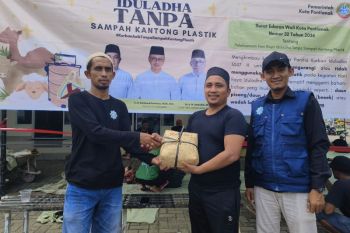 Jadi percontohan, Masjid Al-Ikhlas gunakan besek untuk daging kurban