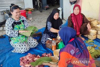 KOMPAK bagikan 1.000 paket daging kurban dibungkus daun jati