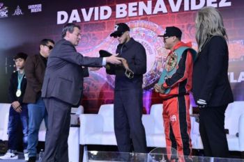 Juara dunia David Benavidez terima dua penghargaan dari WBC