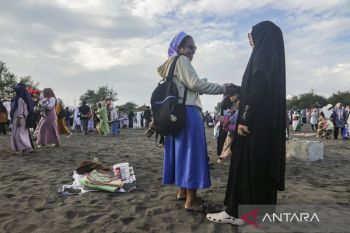 Toleransi di tengah hamparan Gumuk Pasir Parangkusumo