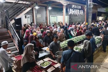 Ribuan orang nikmati daging kurban di Masjid Al Hijrah Solo