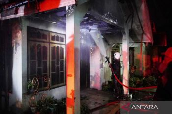 Akibat korsleting kendaraan, satu rumah di Padang Panjang terbakar