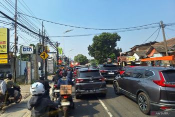 Kemacetan terjadi di Lenteng Agung Raya imbas jalan amblas