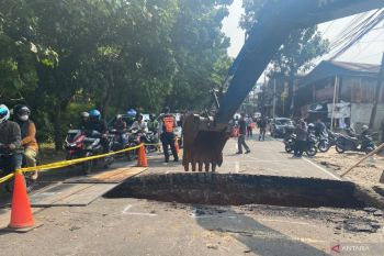 Bina Marga DKI pasang plat besi tangani jalan amblas di Lenteng Agung