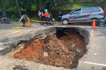 Dishub lakukan pengalihan arus terkait jalan amblas di Lenteng Agung