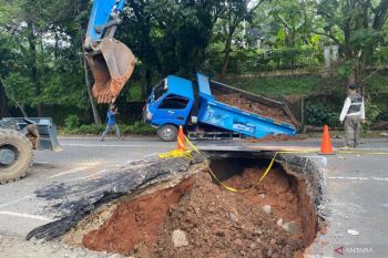 Truk milik Sudin SDA terperosok ke jalan amblas di Lenteng Agung