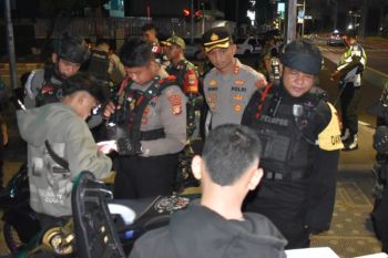 Polisi amankan senjata tajam dan narkoba dalam operasi di Jaksel