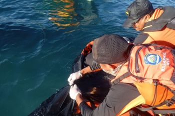 Tim SAR mengevakuasi jasad pemuda terseret ombak di Dompu