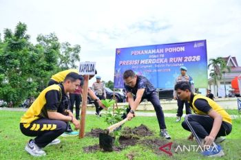 Polda Jambi tanam pohon buah jelang "Presisi Merdeka Run 2026"