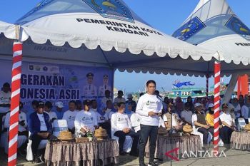 Wamendagri Akhmad Wiyagus "wisata" pungut sampah Gerakan ASRI di Kendari